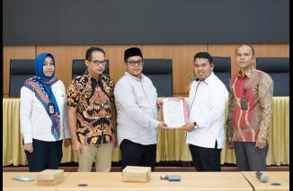 Irman Gusman Serahkan Dokumen Mantan Terpidana ke KPU Sumbar