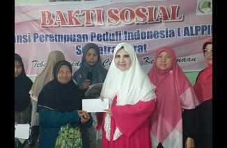 Hj Nevi Zuairina serahkan bantuan melalui ALPPIN ke korban Banjir Lahat Dingin Sumbar. (dok)