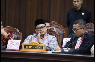 Ketua Divisi Teknis Penyelenggaraan Pemilu KPU Sumbar Ory Sativa Syakban sampaikan deadline pengumuman status Irman Gusman, Rabu 19/6-2024. (melt)