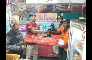 Yandri serahkan tandu, bantuan PA dan GMNI pada relawan siaga bencana Banuhampu Agam, Rabu 19/6-2024. (dok)