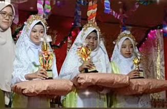 Hj Nevi beri motivasi dan apresiasi pada peserta khotmul quran di Dapil Sumbar 2. (hdi)