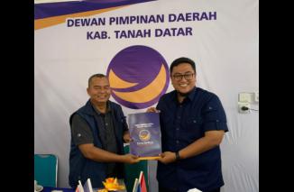 Badan Rescue Partai NasDem serahkan bantuan seragam sekolah ke Partai NasDem Tanah Datar. (dok)