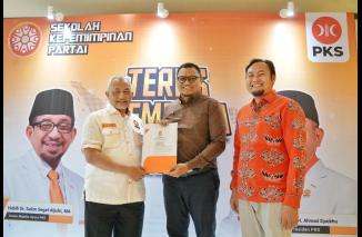 Sekum DPW PKS Sumbar H Rahmat Saleh saksika  penyerahan SK DPP PKS kepada Muhammad Igbal, Rabu 25/6-2024 di Jakarta. (dok)