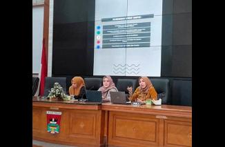 Duo Srikandi KI Sumbar Mona Sisca dan Tanti Endang Lestari jadi Narasumber Rakor PPID Pemko Bukittinggi, Kamis 27/6-2024. (dri)