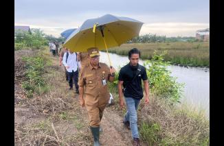 Akmal Malik yang kini Dirjen Otonomi Daerah Kemendagri rela berjalan kaki sejauh 1,5 kilometer (KM) menuju desa tempat bertumbuhnya tambak masyarakat. (Foto: adpim-kt)