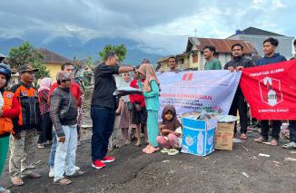 GMNI Serahkan Bantuan Perlengkapan Sekolah Kepada Anak-Anak Korban Banjir Lahar Dingin Marapi di Kabupaten Agam. (Foto: rr)