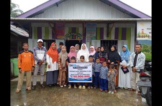 Hj Nevi serahkan bantuan dari Angkasa Pura untuk TK Darul Ilmi. (hdi)