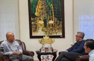 Bukhari Bachter diskusi tentang peluang kopi Sumbar ke Melbourne dengan Konjen Kuncoro, Rabu 3/7-2024 di Konsul Jenderal RI Melbourne. (dok)