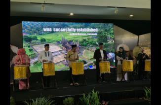 Sandiaga Uno dan Mahyeldi pukul ging tanda Road to WIES 2025 dimulai, Minggu 7/7-2024 di Masjid Raya Ahmad Khatib Al Minangkabawi. (dri)