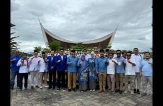 Mahyeldi-Vasko Jadi Pasangan Pertama yang Mendaftar ke KPU Sumbar untuk Pilgub 2024