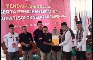 Paslon Patahana Khairunas dan Yulian Efi Resmi Daftar di KPU Solok Selatan