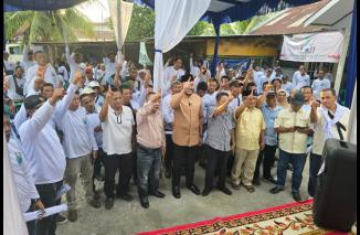 Fadly Amran Kampanye di tengah pekerja pelabuhan, disambut Ketua TKBM Kopermar Zulman T, Kamis 26/9-2024. (Foto: Ist)