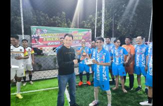 Kapolresta Padang Kombes Pol Ferry Harahap serahkan tropi pemain terbaik ke pemain Soccer Journalist, Kamis 27/9-2024 di Lapangan Mibo Soccer Taplau Padang. (Foto: Ist)