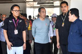 Dony Oskaria  (kiri), Preside Jokowi dan Menpora (tengah) serta Menteri BUMN Erick Thohir, sebelum saksikan final MotoGP Mandalika,Minggu 29/9-2024. (Foto: Ist)