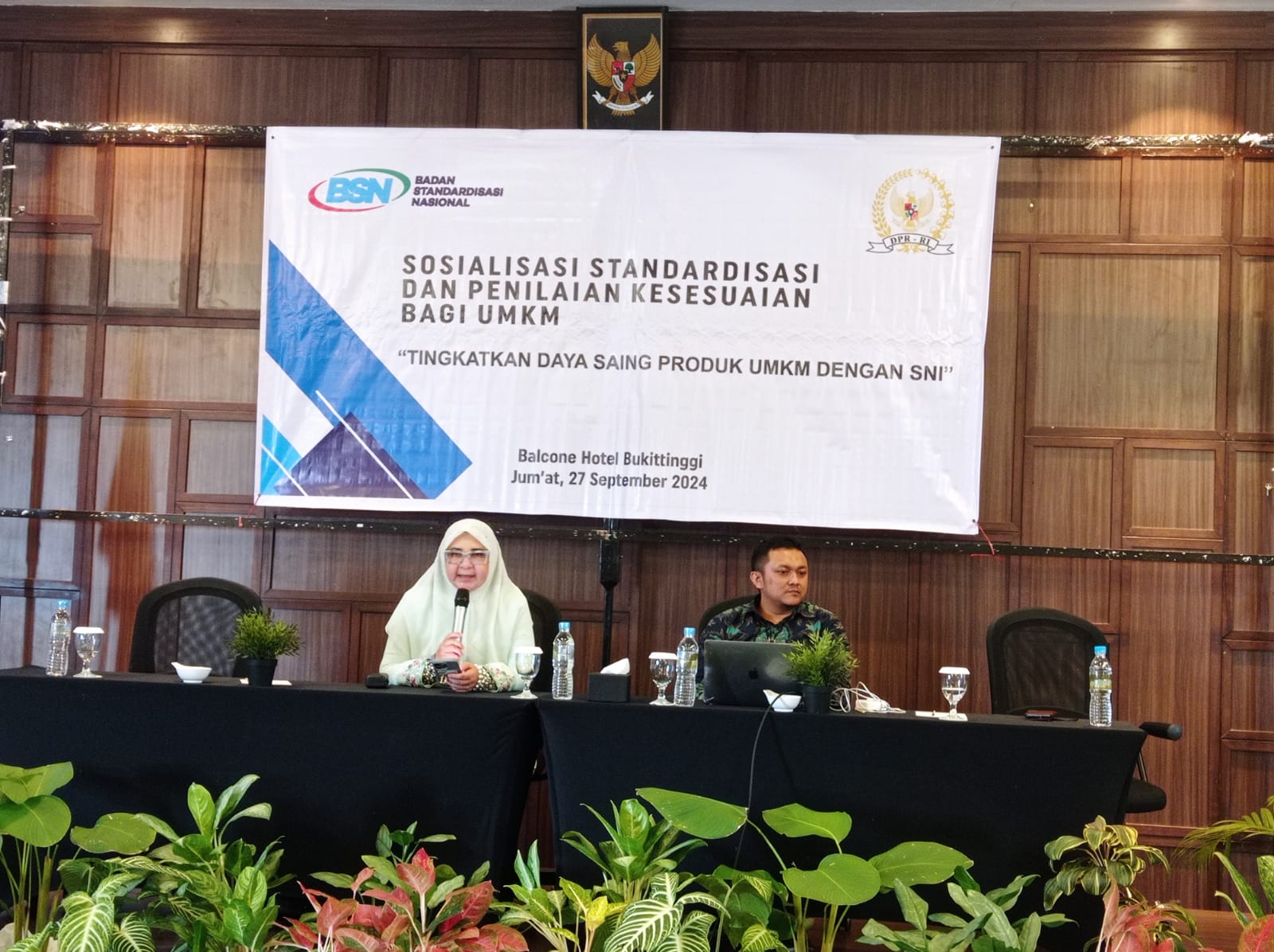 Hj Nevi Zuairina beri motivasi produk ber SNI pada pelaku UMKM di Agam. (hdi) 