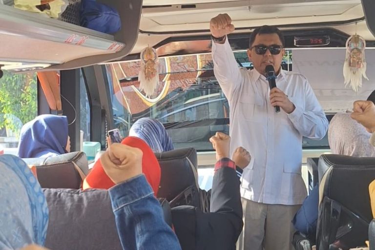 Wakil Ketua DPD Partai Gerindra Sumbar, Braditi Moulevey melepas rombongan Gerindra Sumbar untuk Hadiri Pelantikan Presiden Prabowo di Jakarta, Minggu (20/10/2024). (Foto: Ist)