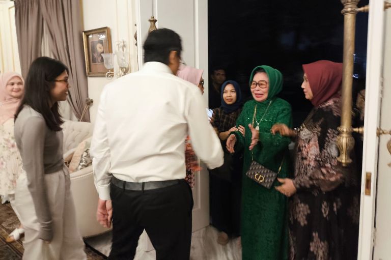 Menyambut Mama, Wamen di syukuran keluarga Senin (21/10/2024) sebut doa kedua orang tua dan  mertua jadikannya seperti ini, tidak pewaris tapi asli perintis. (Foto: Ist)