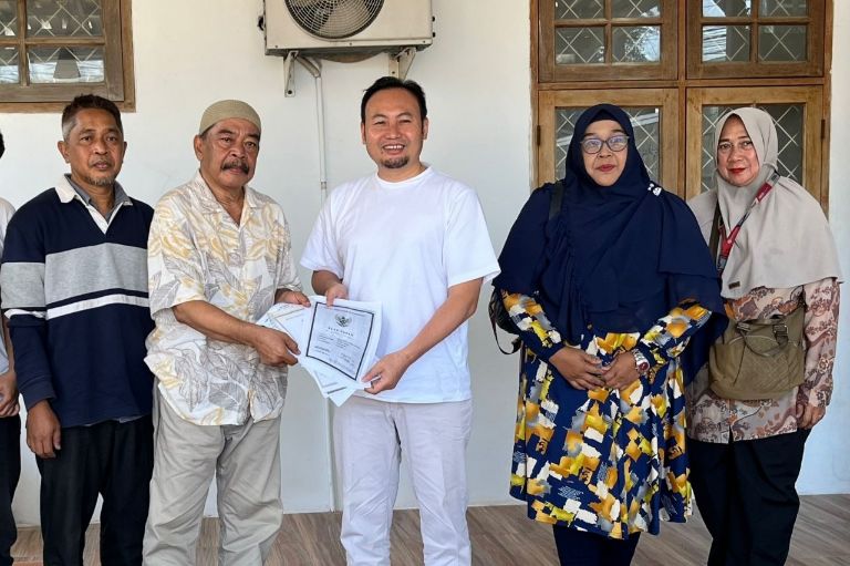 Anggota DPR RI, Rahmat Saleh menerima keluarga yang diduga korban mafia tanah. (Foto: Ist)
