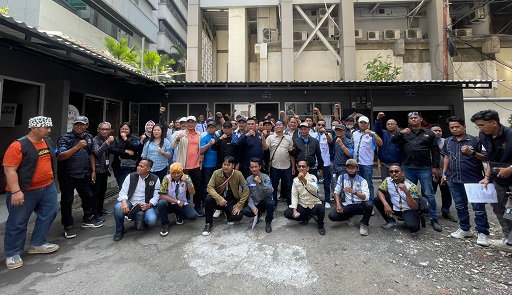 Sebagian pengurus PWI KLB dan PWI dari berbagai provinsi menyempatkan diri foto bersama di Kantor PWI Pusat, Senin (29/9) sebelum mengikuti rapat pleno. (Foto: Ist)
