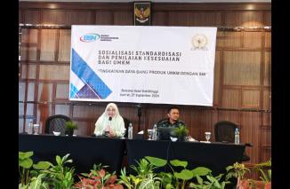Hj Nevi Zuairina beri motivasi produk ber SNI pada pelaku UMKM di Agam. (hdi) 