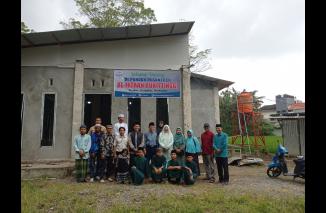 Hj Nevi kunjungi pesantren perkuat pendidikan berkarakter. (hdi)