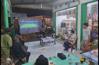 Garda Pemuda Nasdem Kabupaten Pesisir Selatan menggelar acara nonton bareng (nobar) pertandingan Timnas Indonesia melawan Bahrain. (Foto: Ist)