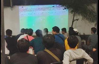 Suasana Nobar Indonesia-Bahrain di Sisi Coffee Jumat (11/10/2024) dinihari,  kecaman bertubi-tubi, kemenangan Indonesia 'dirampok' wasit. (Foto: Ist) 