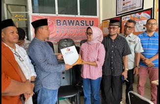 Tim Hukum Paslon 01 Pilkada Kota Solok waktu serahkan laporan ASN tak netral dan money politik ke Bawaslu beberapa hari lalu. (Foto: Ist) 