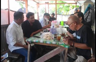 Calon Wakil Walikota Padang, Hidayat bersilaturahmi dengan wartawan di Kedai An Rasyid. (Foto: Ist)