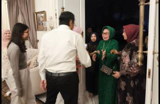 Menyambut Mama, Wamen di syukuran keluarga Senin (21/10/2024) sebut doa kedua orang tua dan  mertua jadikannya seperti ini, tidak pewaris tapi asli perintis. (Foto: Ist)