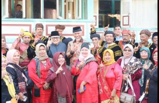 Tokoh adat Niniak Mamak dan Mandeh Kanduang perwakilan pucuak adat dan lembaga adat se-Sumatera Barat mendeklarasikan dukungan mereka terhadap pasangan calon Gubernur dan Wakil Gubernur Sumbar, Mahyeldi-Vasco. (Foto: Ist)