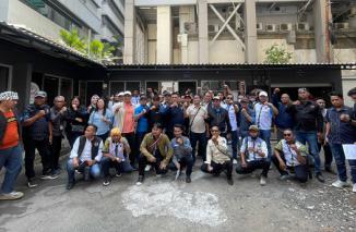 Sebagian pengurus PWI KLB dan PWI dari berbagai provinsi menyempatkan diri foto bersama di Kantor PWI Pusat, Senin (29/9) sebelum mengikuti rapat pleno. (Foto: Ist)