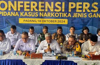 Konferensi pers BNN Sumbar terkait penangkapan peredaran narkotika golongan I jenis ganja dari Aceh, tepatnya Gayo Lues, yang akan diselundupkan ke Sumatera Barat. (Foto: Ist)
