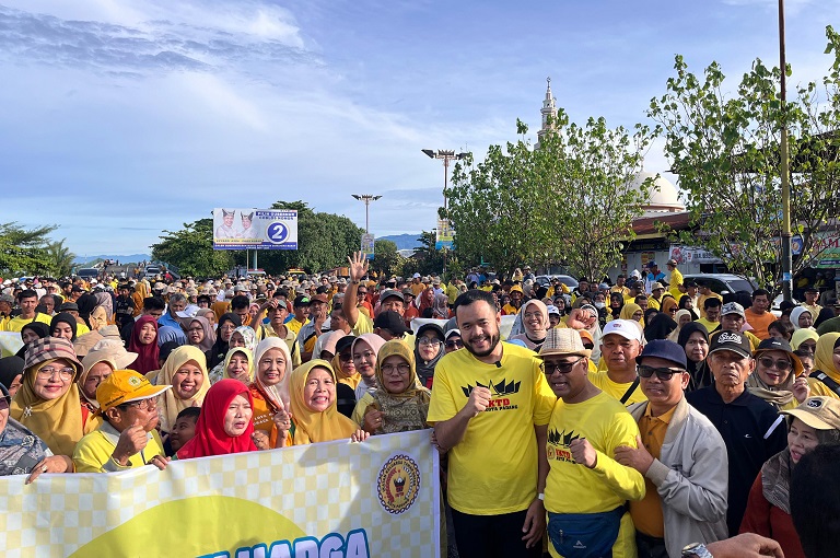Ketua IKTD Kota Padang, Fadly Amran, turut hadir dan melepas kegiatan jalan santai yang digelar di Pantai Danau Cimpago pada Minggu pagi, (27/11/2024). (Foto: Ist)