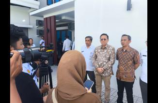 Irman Gusman datangi KPU, ingatkan Paslon kalah terhormat lebih baik daripada menang curang, Senin 25/11-2024.(dri)