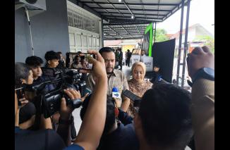 Fadly Amran mencoblos di TPS 06 Bandar Damar, proses sudah dijalankan, hasil serahkan kepada Allah SWT, Rabu 27/11-2024. (dri)