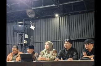Wulan selaku ketua Tim Pemenangan Supardi-Tri ungkap dugaan pelanggaran Pilkada yang TMS, Rabu 27/11-2024 malam di Agam Kua Cafe. (dok)