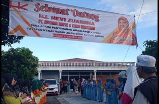 Anggota DPR RI dari Fraksi PKS, Hj. Nevi Zuairina  serah terima ambulans untuk masyarakat Nagari Simarasok, Kecamatan Baso, Kabupaten Agam. (Foto: Ist)