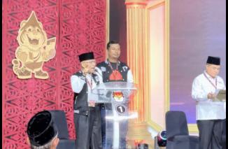 Guspardi Gaus dan Yogi Yolanda dalam debat publik Pilbup Agam. (Foto: Ist)