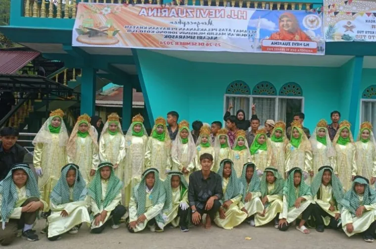 Anggota DPR RI, Hj. Nevi Zuairina,  berpartisipasi dalam acara khataman Al-Quran yang berlangsung di Simarasok, Kecamatan Ampek Angkek, Kabupaten Agam. (Foto: Ist)