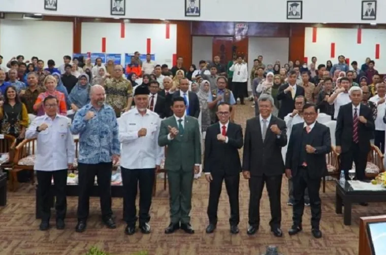 Kuliah Umum Kebencanaan yang bertempat di Convention Hall UNAND pada Rabu (7/5/2025), yang menghadirkan Kepala BNPB Letjen TNI Dr. Suharyanto, S.Sos., M.M. (Foto: Ist)