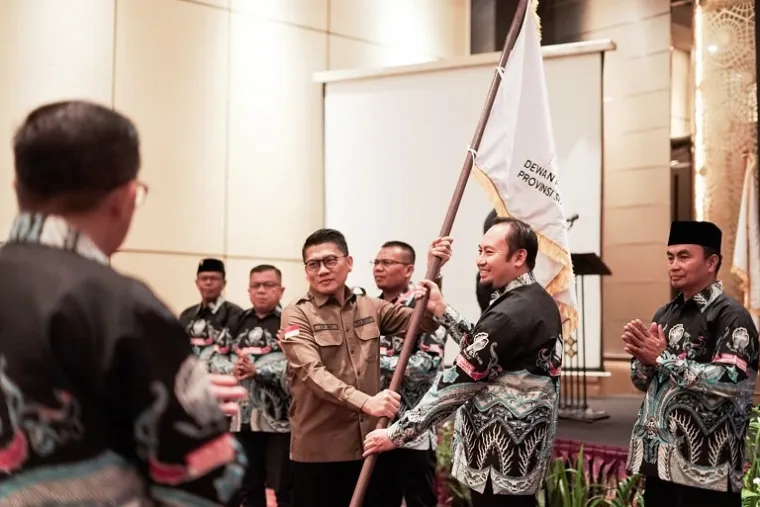 Rahmat Saleh usai dilantik sebagai Ketua DPD Desa Bersatu Sumatera Barat periode 2025--2030 di Hotel Axana, Padang, Sabtu (24/5/2025), didampingi tokoh nasional dan daerah. (Foto: Ist)