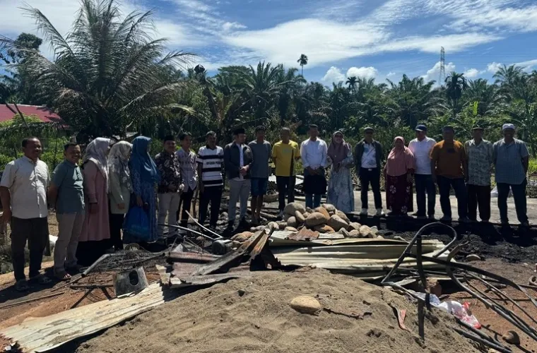 Rahmat Saleh berdialog dengan warga Kampung Sungai Kuyung saat menyerahkan bantuan pasca kebakaran. (Foto: Ist)