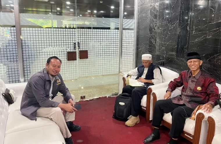 Anggota Komisi II DPR RI Rahmat Saleh menerima audiensi dari Raja Kabuntaran Talu, Kabupaten Pasaman Barat, Tuanku Bosa XV Ir H Jhonny ZA di Gedung DPR RI, Senin (5/5/2025). (Foto: Ist)