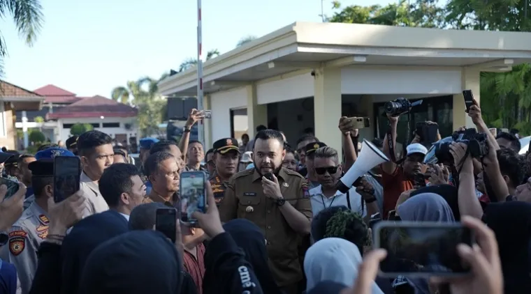 Wali Kota Padang Fadly Amran menemui pedagang Permindo yang menolak relokasi ke Fase VII Pasar Raya Padang, Selasa (27/5/2025). (Foto: Ist)
