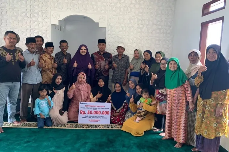 Nevi Zuairina saat menyerahkan bantuan TJSL secara simbolis untuk Musholla An-Nur dan Al-Mukminin di Kabupaten Agam, Sumatera Barat. (Foto: Ist)