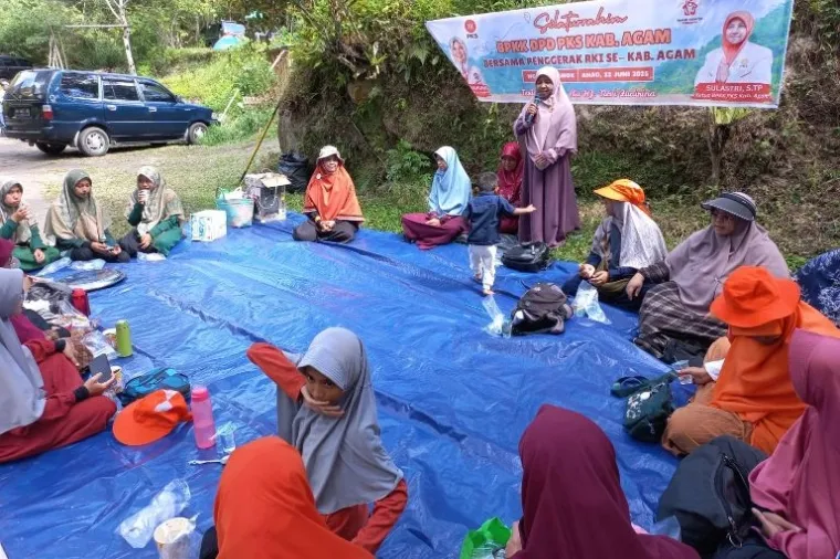 Nevi Zuairina bersama para penggerak RKI se-Kabupaten Agam dalam kegiatan Family Gathering di Ngarai Sianok, wujud dukungan terhadap peran perempuan dalam dakwah keluarga. (Foto: Ist)