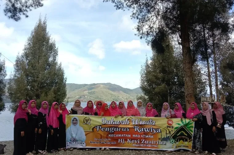 Hj. Nevi Zuairina bersama pengurus Rawiya Rao Utara saat melepas rombongan Dakwah Wisata di Pasaman, Sabtu (14/6/2025). (Foto: Ist)