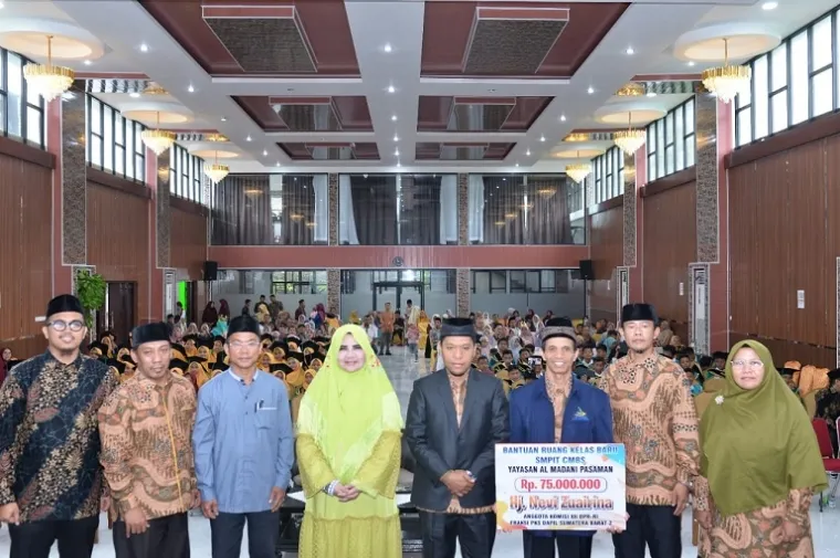 Hj. Nevi Zuairina menyerahkan bantuan pendidikan untuk SMPIT Cahaya Madani, Pasaman. (Foto: Ist)