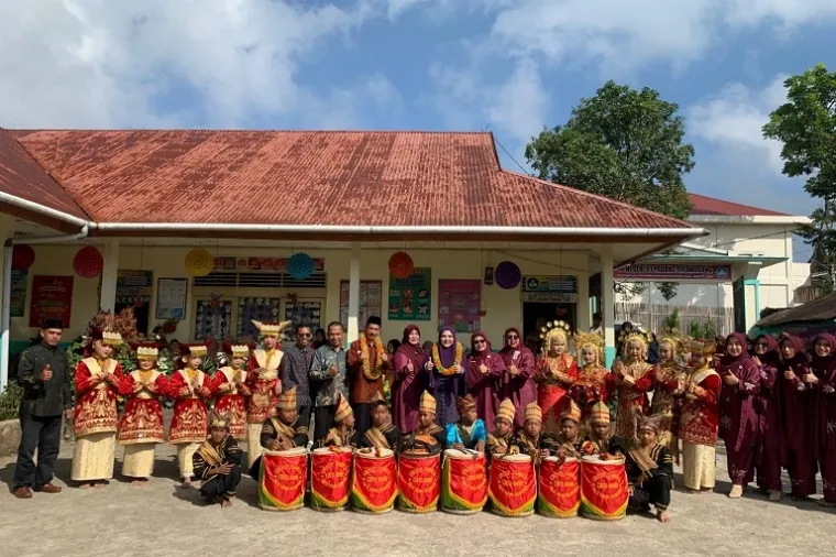 Hj. Nevi Zuairina menyerahkan penghargaan kepada siswa berprestasi saat menghadiri pelepasan siswa kelas VI SDN 07 Padang Gelanggang, Kecamatan Matur, Kabupaten Agam, Senin (16/6/2025). (Foto: Ist)